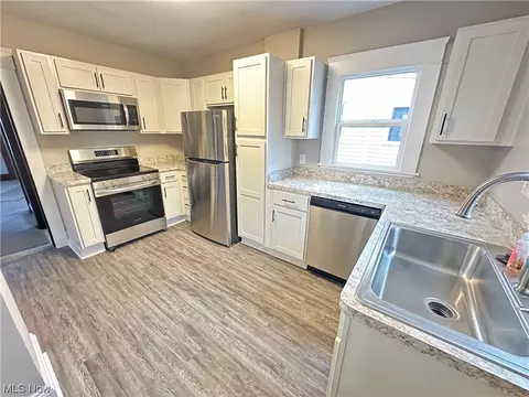 Kitchen - 268 E Tallmadge, Akron, OH 44310 photo 4 of 6