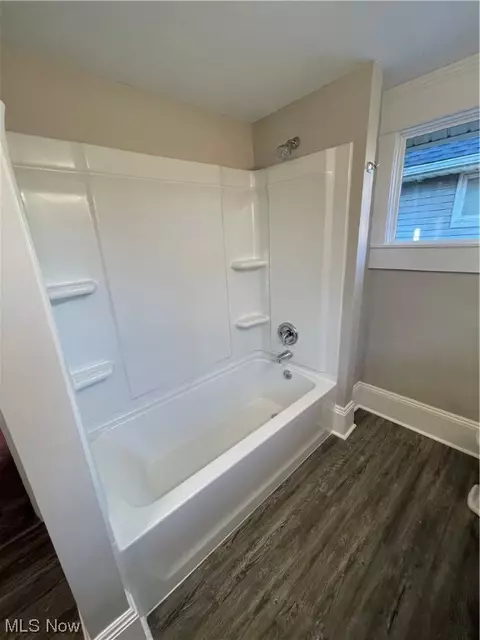 Bath - 268 E Tallmadge, Akron, OH 44310 photo 3 of 4