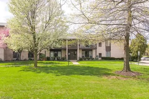 16415 Heather Ln #104, Middleburg Heights, OH 44130