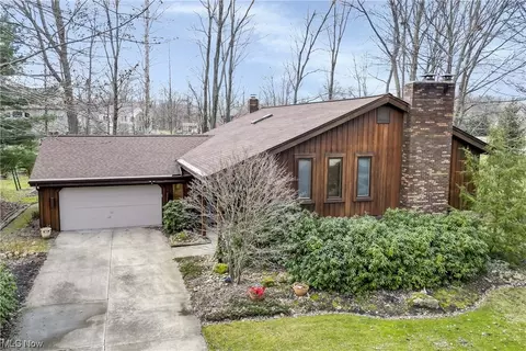 8990 Bluejay Ln, Mentor, OH 44060