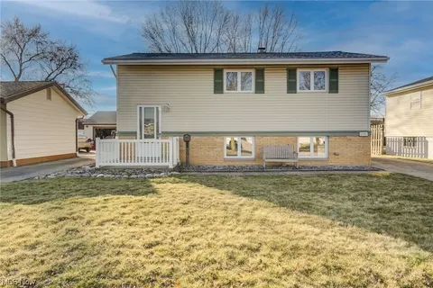 6386 Edgehurst Dr, Brook Park, OH 44142