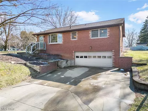 1364 Willowood Dr, Mogadore, OH 44260