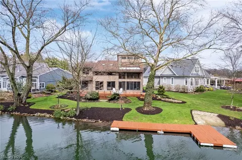 5762 Lakemere Cir NW, Canton, OH 44718