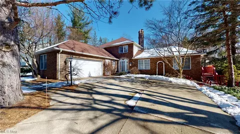 5623 Spring Grove Dr, Solon, OH 44139