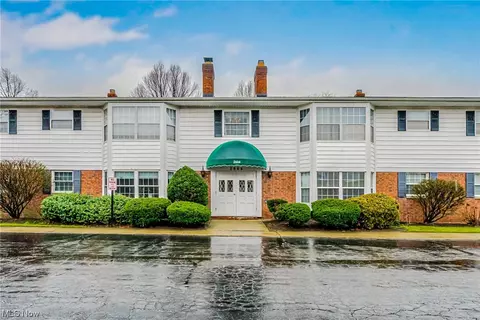 2864 Pease Dr #202, Rocky River, OH 44116