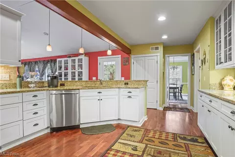 Kitchen - 293 Eldridge Rd, Aurora, OH 44202 photo 4 of 6