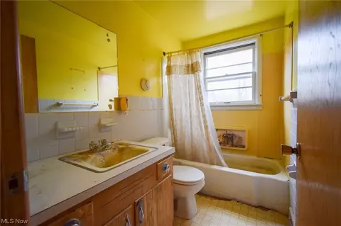 Bath - 1805 Wexford NW, Canton, OH 44708 photo 1 of 2