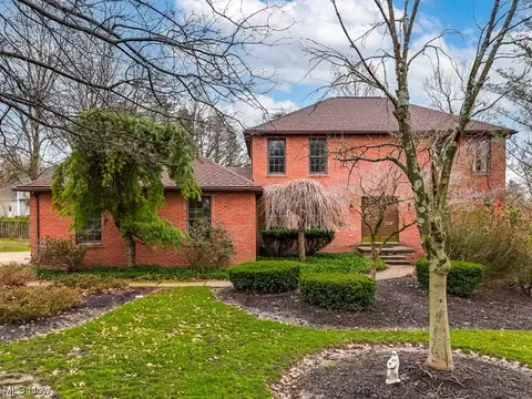 1354 Red Bush Ln, Macedonia, OH 44056