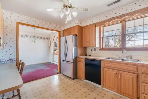 Kitchen - 622 Matawan Ave, Campbell, OH 44405 photo 4 of 4