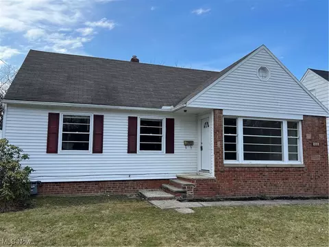 980 Richmond Rd, Lyndhurst, OH 44124