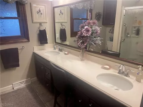 Bath - 5517 Tracy Dr, Boardman, OH 44512 photo 1 of 2