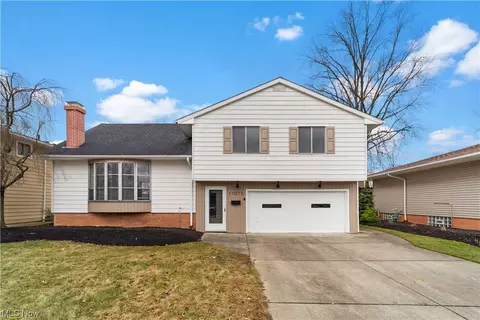 11075 Lafayette Dr, Parma Heights, OH 44130