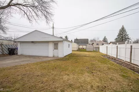 Exterior - 6322 Ledgebrook Dr, Brook Park, OH 44142 photo 2 of 4