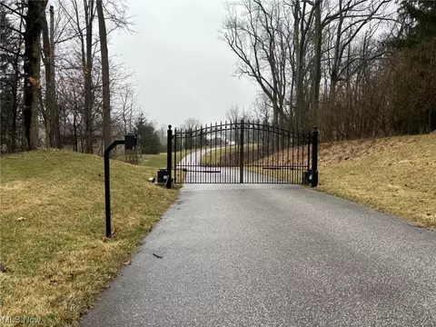 6610 Wallings Rd, Brecksville, OH 44141