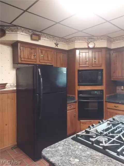 Kitchen - 59010 Wright Rd, Barnesville, OH 43713 photo 2 of 4