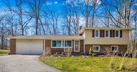 10024 Hillcrest Rd, Kirtland, OH 44094