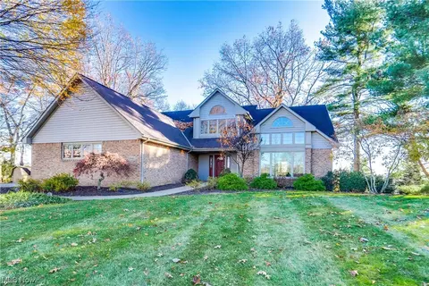 2949 Mill Ridge Cir NW, Canton, OH 44708