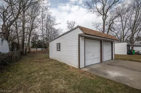 Exterior - 244 E 204th St, Euclid, OH 44123 photo 6 of 7