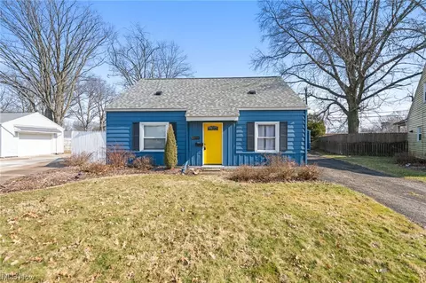 2147 Suncrest Cir, Cuyahoga Falls, OH 44221
