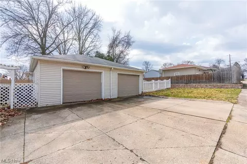 Exterior - 2000 Baker Ave, Akron, OH 44312 photo 3 of 5