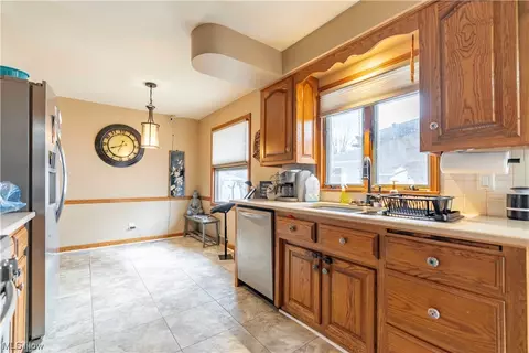 Kitchen - 2000 Baker Ave, Akron, OH 44312 photo 5 of 6