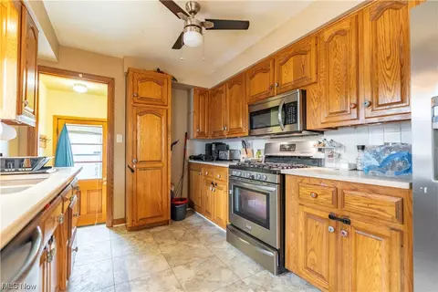 Kitchen - 2000 Baker Ave, Akron, OH 44312 photo 3 of 6