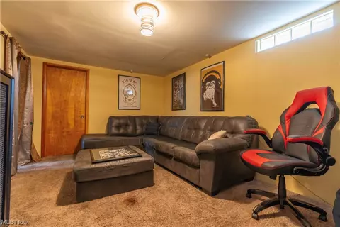 Living - 2000 Baker Ave, Akron, OH 44312 photo 4 of 5