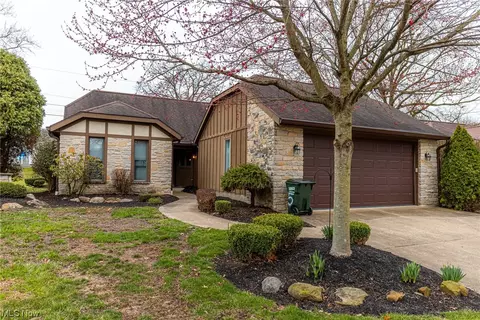 5 Oak Pointe Dr, Coshocton, OH 43812
