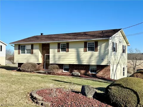 98 Cherry Blossom Ln, Little Hocking, OH 45742