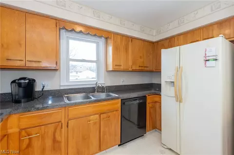 Kitchen - 1801 Ridgewick Dr, Wickliffe, OH 44092 photo 4 of 5