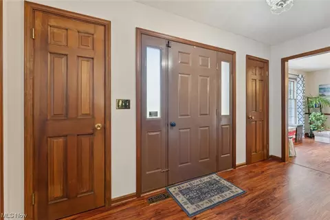 Entry Way - 2712 Gingertree Dr, Ashtabula, OH 44004 photo 2 of 4