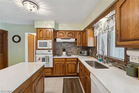 Kitchen - 2712 Gingertree Dr, Ashtabula, OH 44004 photo 4 of 4