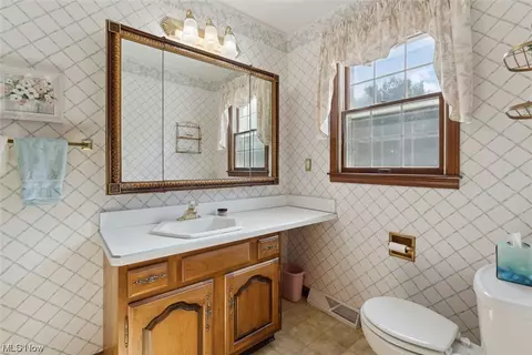 Bath - 2712 Gingertree Dr, Ashtabula, OH 44004 photo 4 of 4
