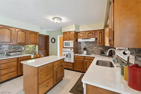 Kitchen - 2712 Gingertree Dr, Ashtabula, OH 44004 photo 3 of 4