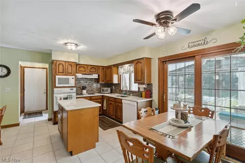 Kitchen - 2712 Gingertree Dr, Ashtabula, OH 44004 photo 2 of 4