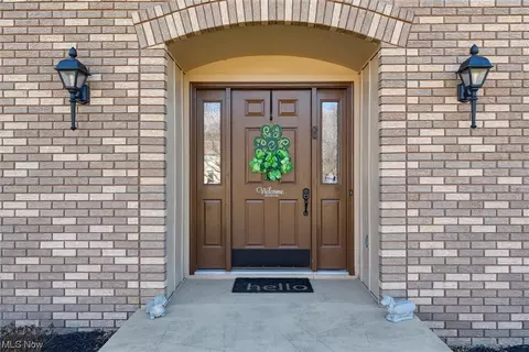 Entry Way - 2712 Gingertree Dr, Ashtabula, OH 44004 photo 1 of 4
