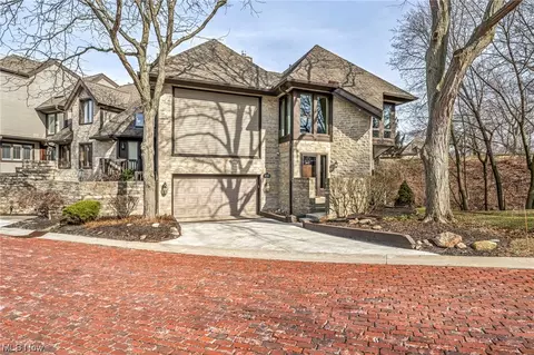 430 Darbys Run #13, Bay Village, OH 44140