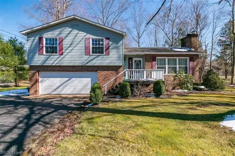 932 Park Ln, Roaming Shores, OH 44085