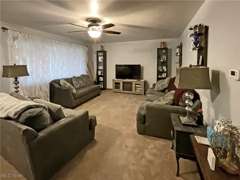 Living - 100 E Circle Dr, Weirton, WV 26062 photo 2 of 5