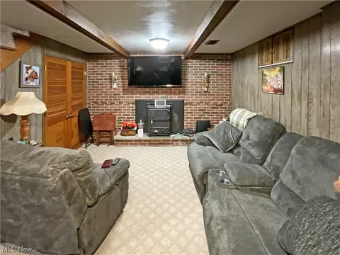 Living - 100 E Circle Dr, Weirton, WV 26062 photo 4 of 5