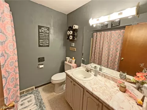 Bath - 100 E Circle Dr, Weirton, WV 26062 photo 2 of 2