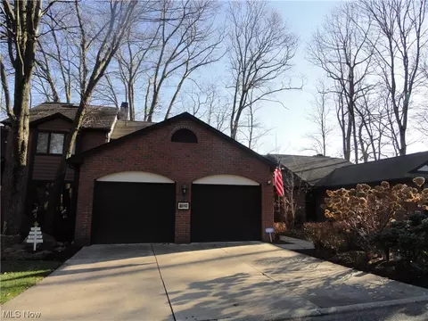 242 Brookview Dr SW, North Canton, OH 44709
