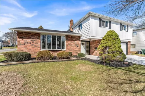 7336 Brookside Pkwy, Middleburg Heights, OH 44130