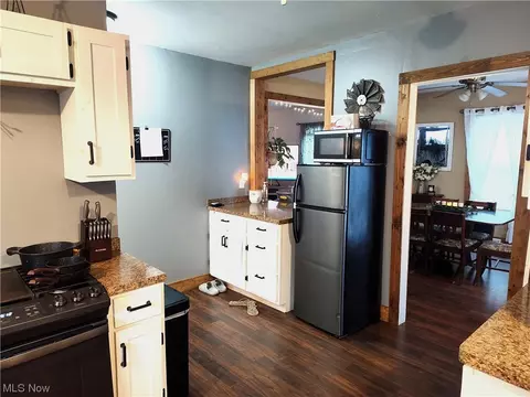 Kitchen - 5924 Hillcrest Ave, Ashtabula, OH 44004 photo 9 of 10
