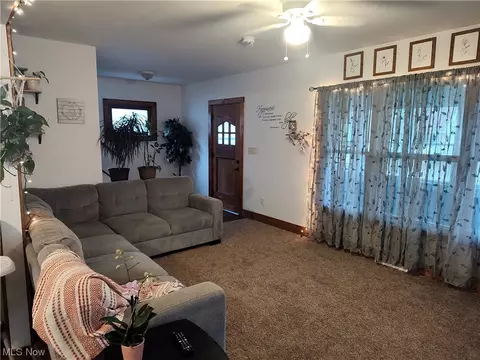 Living - 5924 Hillcrest Ave, Ashtabula, OH 44004 photo 4 of 12