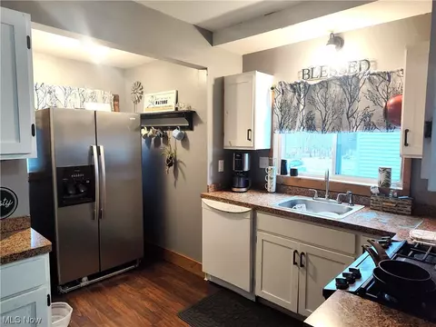 Kitchen - 5924 Hillcrest Ave, Ashtabula, OH 44004 photo 8 of 10