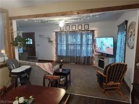Living - 5924 Hillcrest Ave, Ashtabula, OH 44004 photo 2 of 12