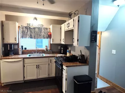 Kitchen - 5924 Hillcrest Ave, Ashtabula, OH 44004 photo 6 of 10