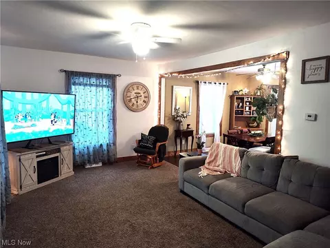 Living - 5924 Hillcrest Ave, Ashtabula, OH 44004 photo 10 of 12