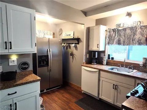 Kitchen - 5924 Hillcrest Ave, Ashtabula, OH 44004 photo 4 of 10